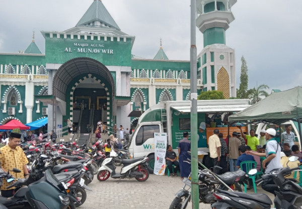 Food Truck WIZ Bagikan Makanan Siap Saji untuk Jamaah Masjid Al Munawwir Pinrang