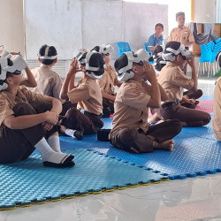 Belajar Pakai VR, Siswa SDIT Wahdah Islamiyah Sinjai Tampak Antusias