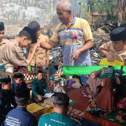 SDIT dan SMAIT Wahdah Kompak Salurkan Bantuan Korban Kebakaran Melalui WIZ