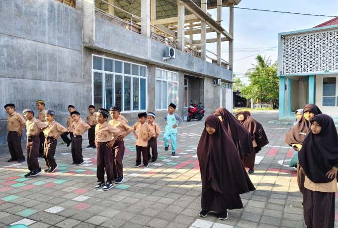 Rutin Tiap Jumat, SD Unggulan Al-Wahdah Sinjai Gelar Senam Anak Indonesia Hebat