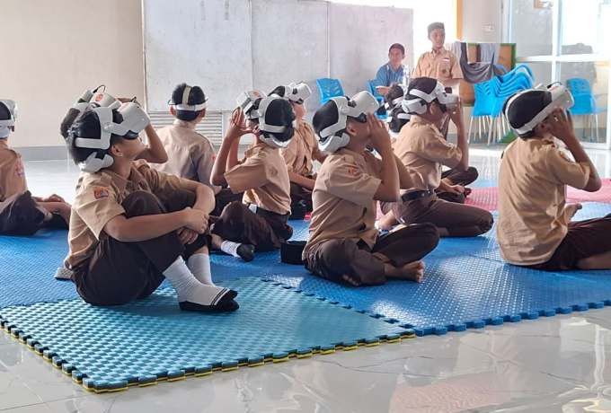Belajar Pakai VR, Siswa SDIT Wahdah Islamiyah Sinjai Tampak Antusias