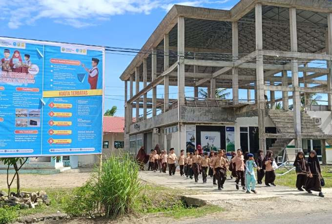 Tanamkan Empati Sejak Dini, SD Unggulan Al-Wahdah Sinjai Ajak Murid Jenguk Teman yang Sedang Sakit