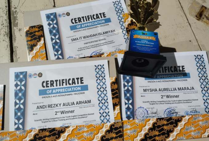 SMAS IT Wahdah Islamiyah Sinjai Raih Juara Karya Tulis Ilmiah di Youth English Competition UIAD